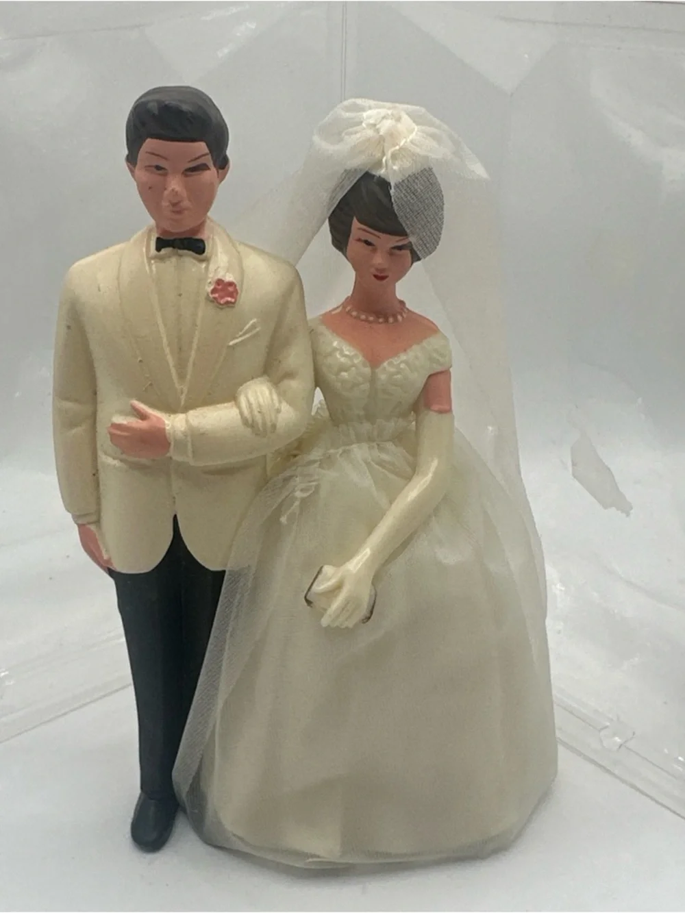 Classic Ivory Bride and Groom Cake Topper - Elegant Wedding Figurine